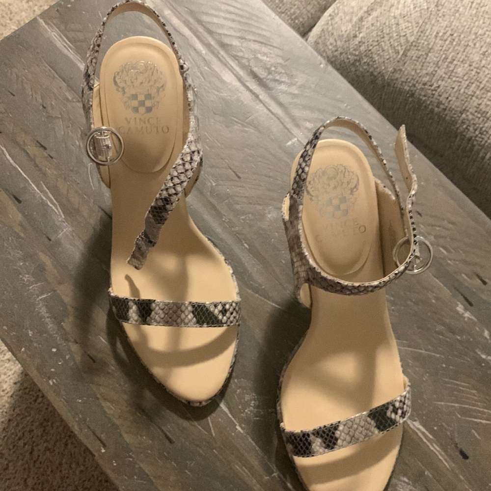 Brand New Vince Camuto 8/12 Snake Skin Print VP Lynona Opened Toes Heels